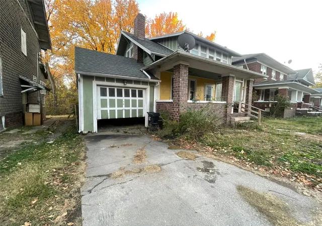 Photo 3 of Single Family Residence at 636 W Logan St, Moberly, MO 65270 | MLS# MIS24072769 | | Sold on 2025-04-07