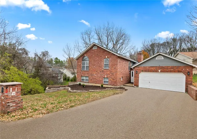 Photo 3 of Single Family Residence at 4 Witten Ct, Saint Charles, MO 63301 | MLS# MIS24073002 | | Sold on 2025-02-25