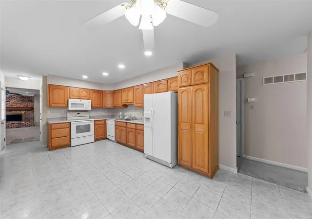 Photo 4 of Single Family Residence at 2904 Westminister Dr, Saint Charles, MO 63301 | MLS# MIS24073359 | | Sold on 2025-01-30