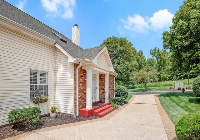 Photo 3 of Condominium at 7430 Whitehall Colonial Ln, Saint Louis, MO 63119 | MLS# MIS24073461 | | Sold on 2025-02-11