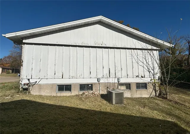 Photo 3 of Single Family Residence at 11322 Stonymont Dr, Saint Louis, MO 63136 | MLS# MIS24073544 | | Sold on 2025-01-02
