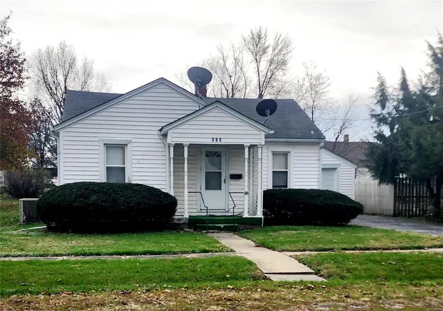 Photo 2 of Single Family Residence at 806 W Page St, Vandalia, MO 63382 | MLS# MIS24073646 |  | Sold on 2025-04-23
