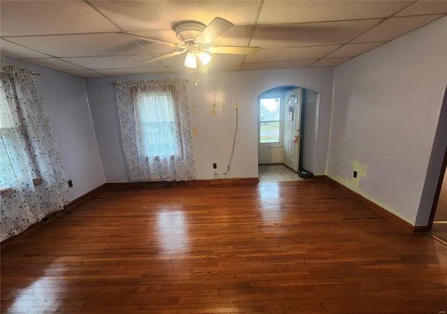 Photo 3 of Single Family Residence at 806 W Page St, Vandalia, MO 63382 | MLS# MIS24073646 |  | Sold on 2025-04-23