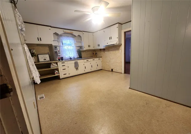 Photo 5 of Single Family Residence at 806 W Page St, Vandalia, MO 63382 | MLS# MIS24073646 |  | Sold on 2025-04-23