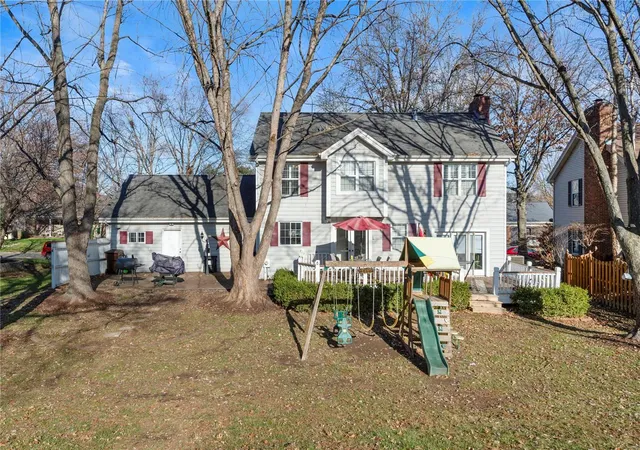 Photo 2 of Single Family Residence at 32 Connemara Rd, Saint Peters, MO 63376 | MLS# MIS24073838 | | Sold on 2025-01-13