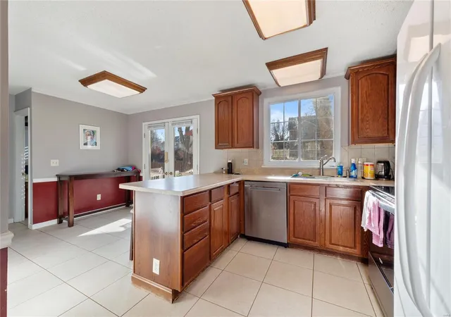 Photo 4 of Single Family Residence at 32 Connemara Rd, Saint Peters, MO 63376 | MLS# MIS24073838 | | Sold on 2025-01-13