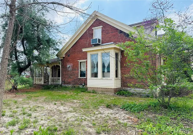 Photo 3 of Single Family Residence at 315 E Madison St, Paris, MO 65275 | MLS# MIS24073879 | | Sold on 2025-07-18