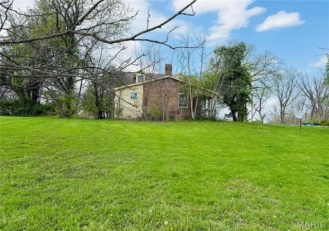 Photo 4 of Single Family Residence at 315 E Madison St, Paris, MO 65275 | MLS# MIS24073879 | | Sold on 2025-07-18