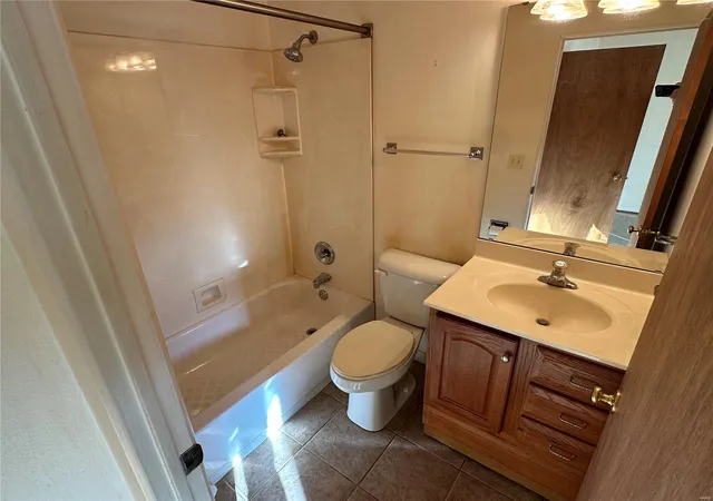 Photo 3 of Single Family Residence at 1642 Ross Ave, Saint Louis, MO 63146 | MLS# MIS24073968 | | Sold on 2025-01-02