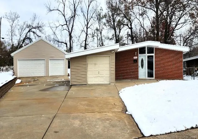 Single Family Residence at 6626 Pepperidge Dr, Saint Louis, MO 63134 | MLS# MIS24074036 |  | Sold on 2025-01-24