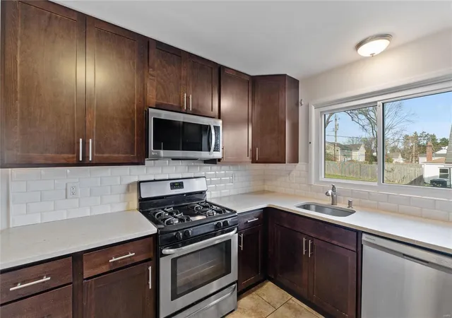 Photo 3 of Single Family Residence at 1207 Folger Ave, Saint Louis, MO 63122 | MLS# MIS24074132 | | Sold on 2025-01-31