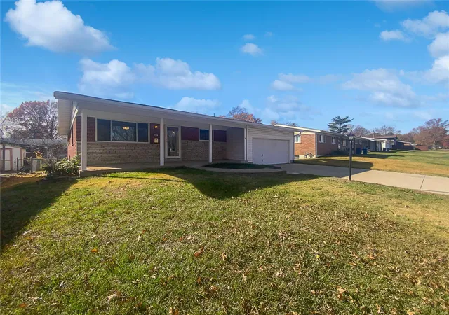 Single Family Residence at 604 Suntide Dr, Saint Louis, MO 63125 | MLS# MIS24074382 | | Sold on 2025-02-21
