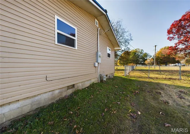 Photo 3 of Single Family Residence at 930 Mcnew Dr, Bernie, MO 63822 | MLS# MIS24074751 | | Sold on 2025-09-17