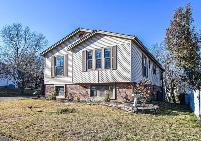 Photo 2 of Single Family Residence at 2637 Treeridge Trail Ct, Saint Louis, MO 63129 | MLS# MIS24074768 | | Sold on 2025-01-29