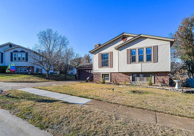 Photo 3 of Single Family Residence at 2637 Treeridge Trail Ct, Saint Louis, MO 63129 | MLS# MIS24074768 | | Sold on 2025-01-29