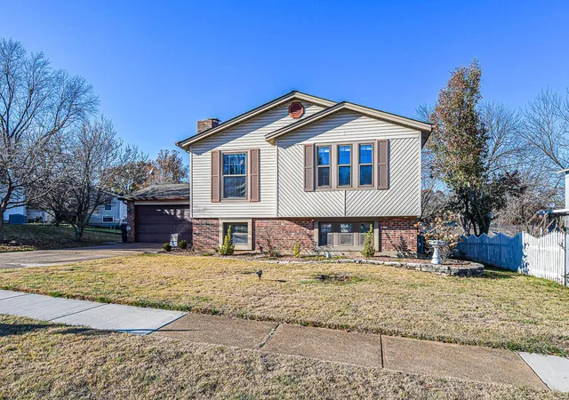 Photo 4 of Single Family Residence at 2637 Treeridge Trail Ct, Saint Louis, MO 63129 | MLS# MIS24074768 | | Sold on 2025-01-29