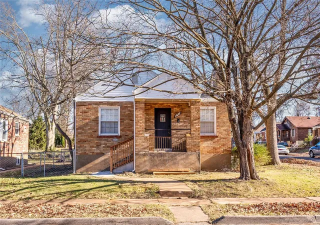 Single Family Residence at 3700 Killarney Ct, Saint Louis, MO 63114 | MLS# MIS24074903 | | Sold on 2025-03-27