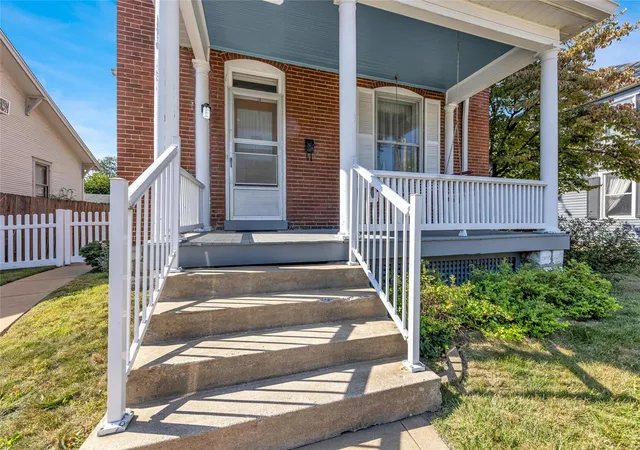 Photo 3 of Single Family Residence at 709 Monroe St, Saint Charles, MO 63301 | MLS# MIS24074980 |  | Sold on 2025-01-02