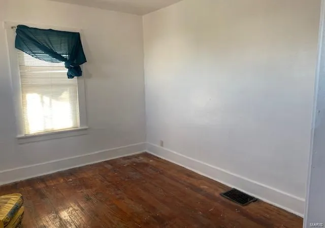 Photo 4 of Single Family Residence at 711 Gimblin Rd, Saint Louis, MO 63147 | MLS# MIS24075022 | | Sold on 2025-01-31