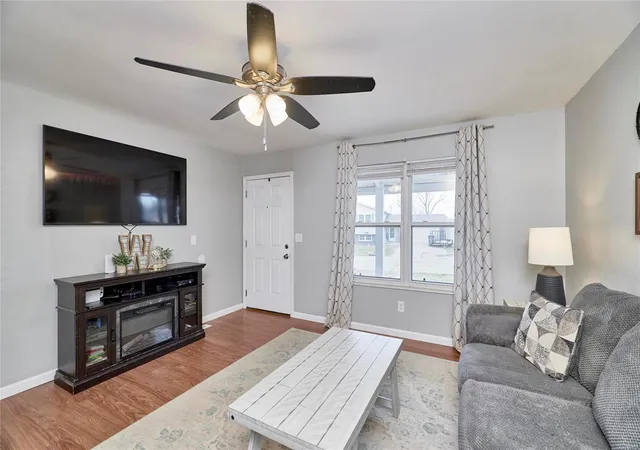 Photo 4 of Single Family Residence at 33 Sunny View Dr, Saint Peters, MO 63376 | MLS# MIS24075095 | | Sold on 2025-01-30