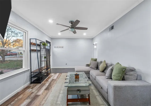 Photo 4 of Single Family Residence at 1005 Sanders Dr, Saint Louis, MO 63126 | MLS# MIS24075288 | | Sold on 2025-01-29