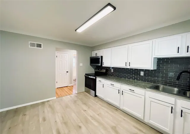 Photo 4 of Single Family Residence at 407 Millman Dr, Saint Louis, MO 63135 | MLS# MIS24075303 | | Sold on 2025-03-05