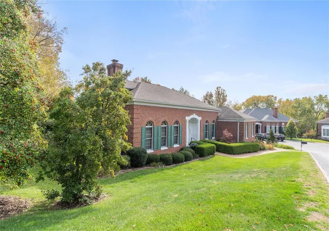 Photo 4 of Single Family Residence at 1004 Bramley Ln, Saint Louis, MO 63117 | MLS# MIS24075322 | | Sold on 2025-01-30