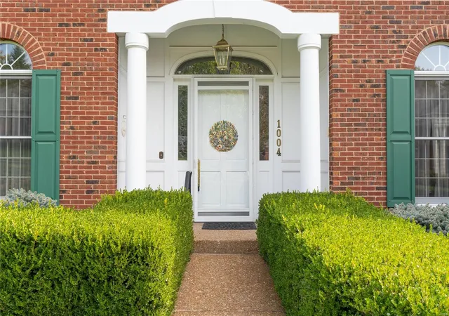 Photo 5 of Single Family Residence at 1004 Bramley Ln, Saint Louis, MO 63117 | MLS# MIS24075322 | | Sold on 2025-01-30