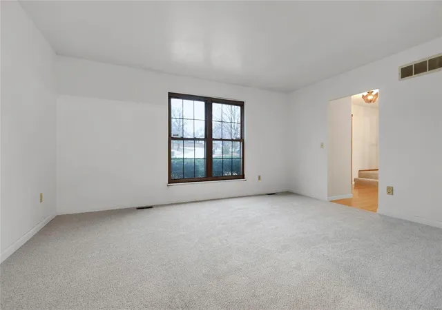 Photo 3 of Single Family Residence at 5 Tailing Wheel Ct, Saint Peters, MO 63376 | MLS# MIS24075531 | | Sold on 2025-02-07