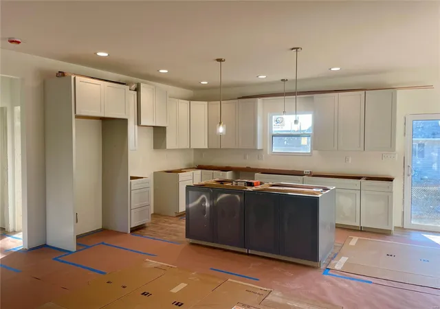 Photo 5 of Single Family Residence at 6 Winchester Run, Old Monroe, MO 63369 | MLS# MIS24075621 | | Sold on 2025-01-30