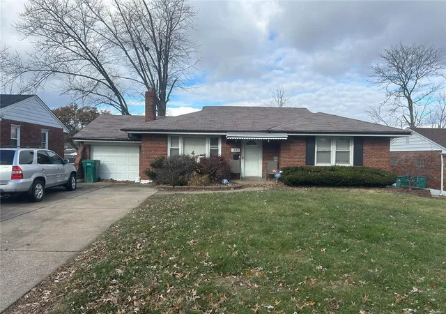 Single Family Residence at 1233 Edgewater Dr, Saint Louis, MO 63137 | MLS# MIS24075733 | | Sold on 2025-02-12
