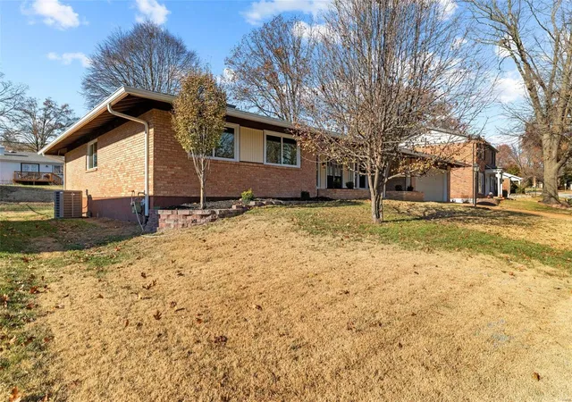 Photo 3 of Single Family Residence at 1871 Burlewood Dr, Saint Louis, MO 63146 | MLS# MIS24075821 | | Sold on 2025-01-21