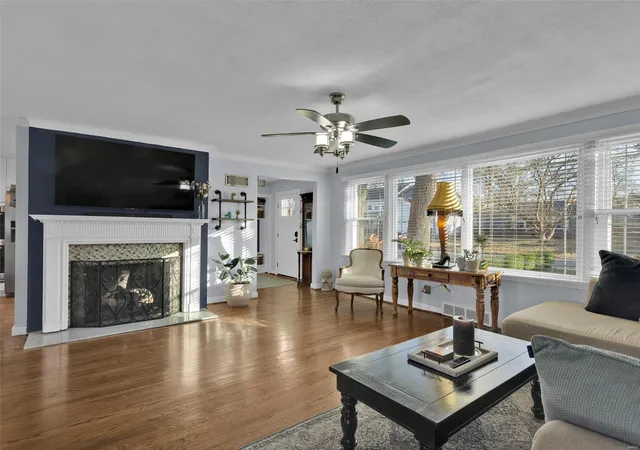 Photo 3 of Single Family Residence at 617 Warrenton Dr, Saint Louis, MO 63122 | MLS# MIS24075846 | | Sold on 2025-01-31
