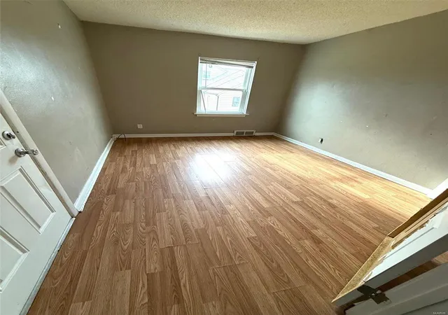 Photo 3 of Single Family Residence at 1094 Pennsylvania Ave, Saint Louis, MO 63130 | MLS# MIS24075853 | | Sold on 2025-01-23
