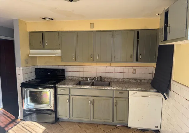 Photo 2 of Single Family Residence at 1140 Grenshaw Dr, Saint Louis, MO 63137 | MLS# MIS24075854 | | Sold on 2025-01-31