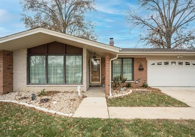 Photo 1 of Single Family Residence at 9860 Amberley Dr, Saint Louis, MO 63126 | MLS# MIS24076040 | | Sold on 2025-02-18