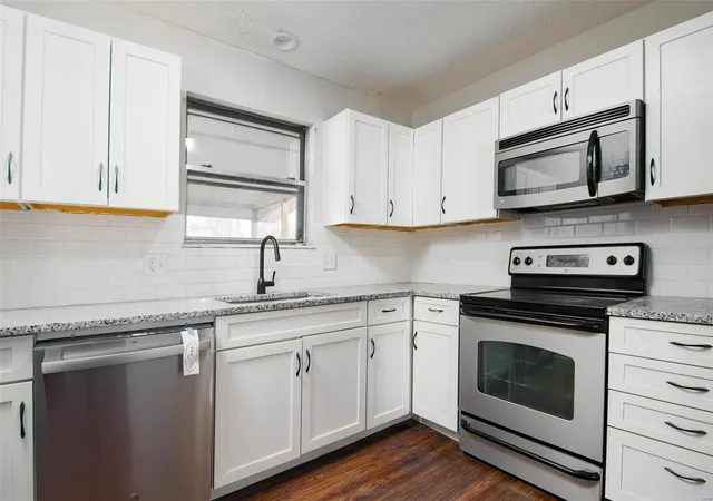 Photo 4 of Single Family Residence at 11240 Dena Dr, Holts Summit, MO 65043 | MLS# MIS24076109 | | Sold on 2025-03-27