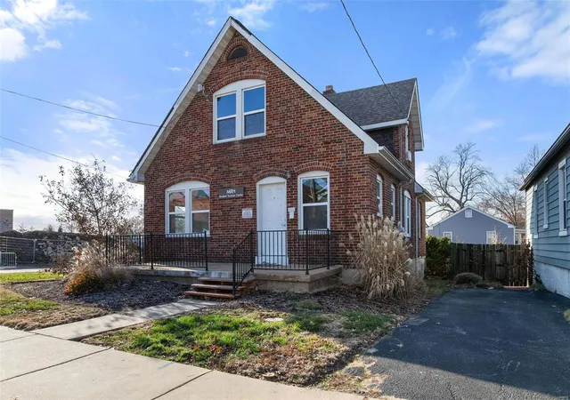 Photo 1 of Single Family Residence at 2555 Oakland Ave, Saint Louis, MO 63143 | MLS# MIS24076112 | | Sold on 2025-01-27