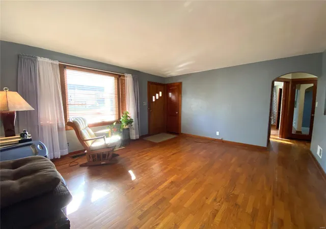 Photo 4 of Single Family Residence at 327 W 10Th St, Hermann, MO 65041 | MLS# MIS24076132 | | Sold on 2025-01-27