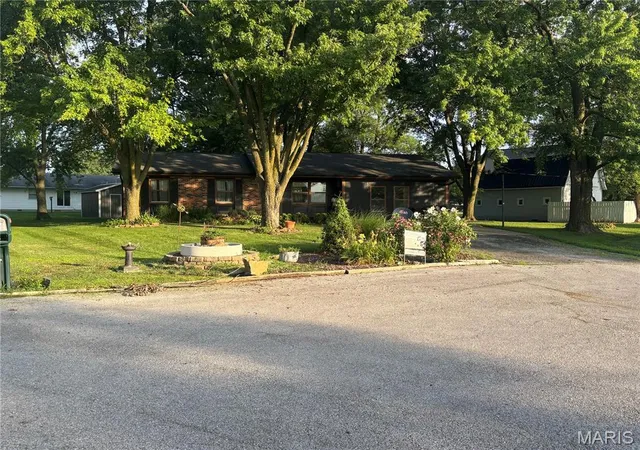 Photo 2 of Single Family Residence at 4 Sharon Dr, Shelbina, MO 63468 | MLS# MIS24076685 | | Sold on 2025-09-08
