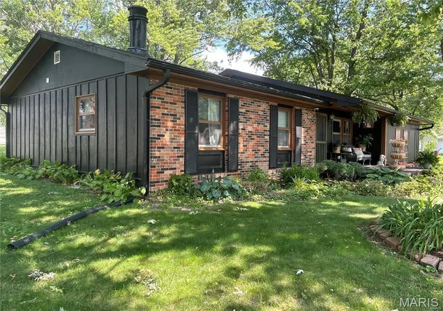 Photo 4 of Single Family Residence at 4 Sharon Dr, Shelbina, MO 63468 | MLS# MIS24076685 | | Sold on 2025-09-08