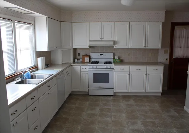 Photo 4 of Single Family Residence at 1324 Washington St, Hermann, MO 65041 | MLS# MIS24076754 | | Sold on 2025-01-17