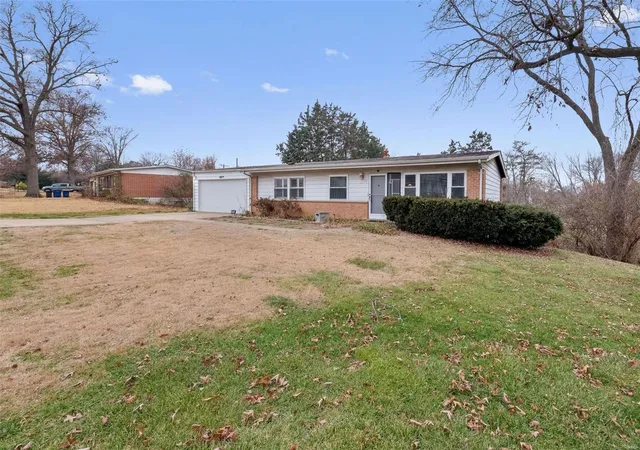 Photo 3 of Single Family Residence at 12 Nassau Cir, Saint Louis, MO 63146 | MLS# MIS24076850 | | Sold on 2025-04-04