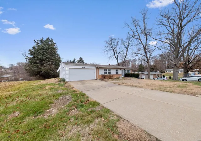 Photo 4 of Single Family Residence at 12 Nassau Cir, Saint Louis, MO 63146 | MLS# MIS24076850 | | Sold on 2025-04-04