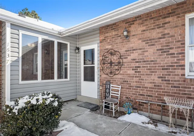 Photo 3 of Villa at 1637 Rosewall Dr, Saint Charles, MO 63303 | MLS# MIS24076893 | | Sold on 2025-05-01