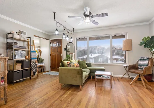 Photo 3 of Single Family Residence at 823 Castleaire Pkwy, Saint Louis, MO 63129 | MLS# MIS24077173 |  | Sold on 2025-02-13