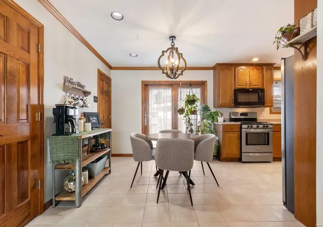 Photo 4 of Single Family Residence at 823 Castleaire Pkwy, Saint Louis, MO 63129 | MLS# MIS24077173 |  | Sold on 2025-02-13