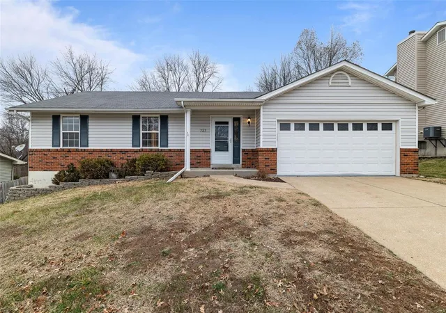 Single Family Residence at 727 Brickingham Dr, Saint Peters, MO 63376 | MLS# MIS24077233 | | Sold on 2025-02-18