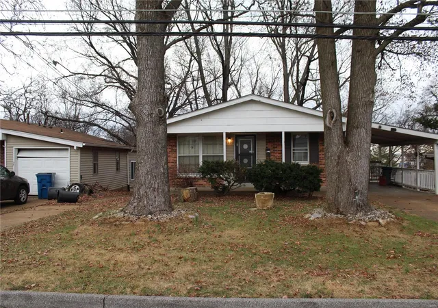 Single Family Residence at 1716 Korando Ave, Saint Louis, MO 63114 | MLS# MIS24077315 | | Sold on 2025-01-08