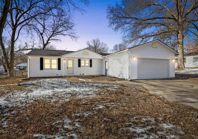 Single Family Residence at 42 Spur Dr, Saint Charles, MO 63303 | MLS# MIS24077403 | | Sold on 2025-04-23